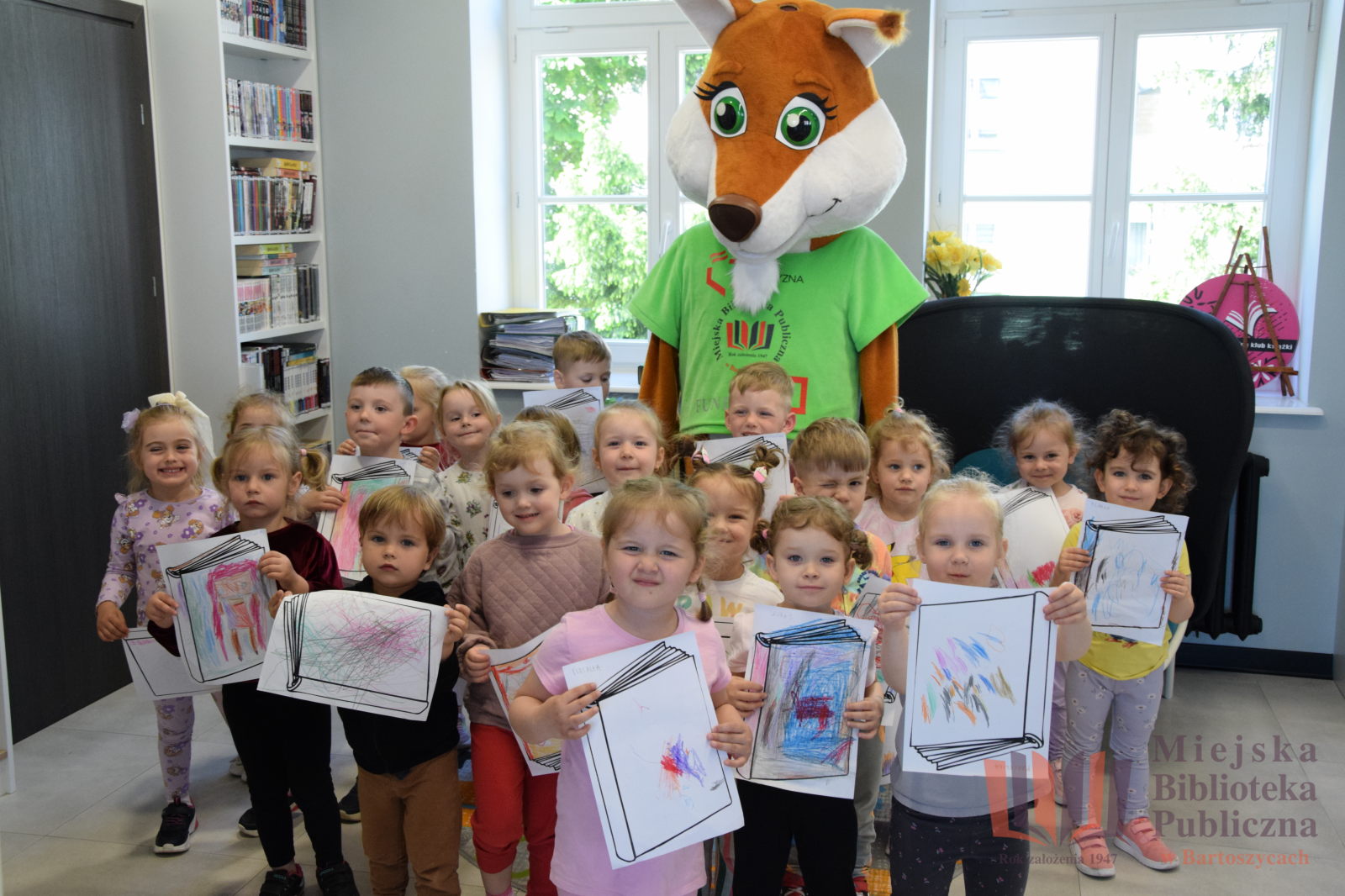 „Jeżyki” w krainie książek – przedszkolaki odkrywają bibliotekę