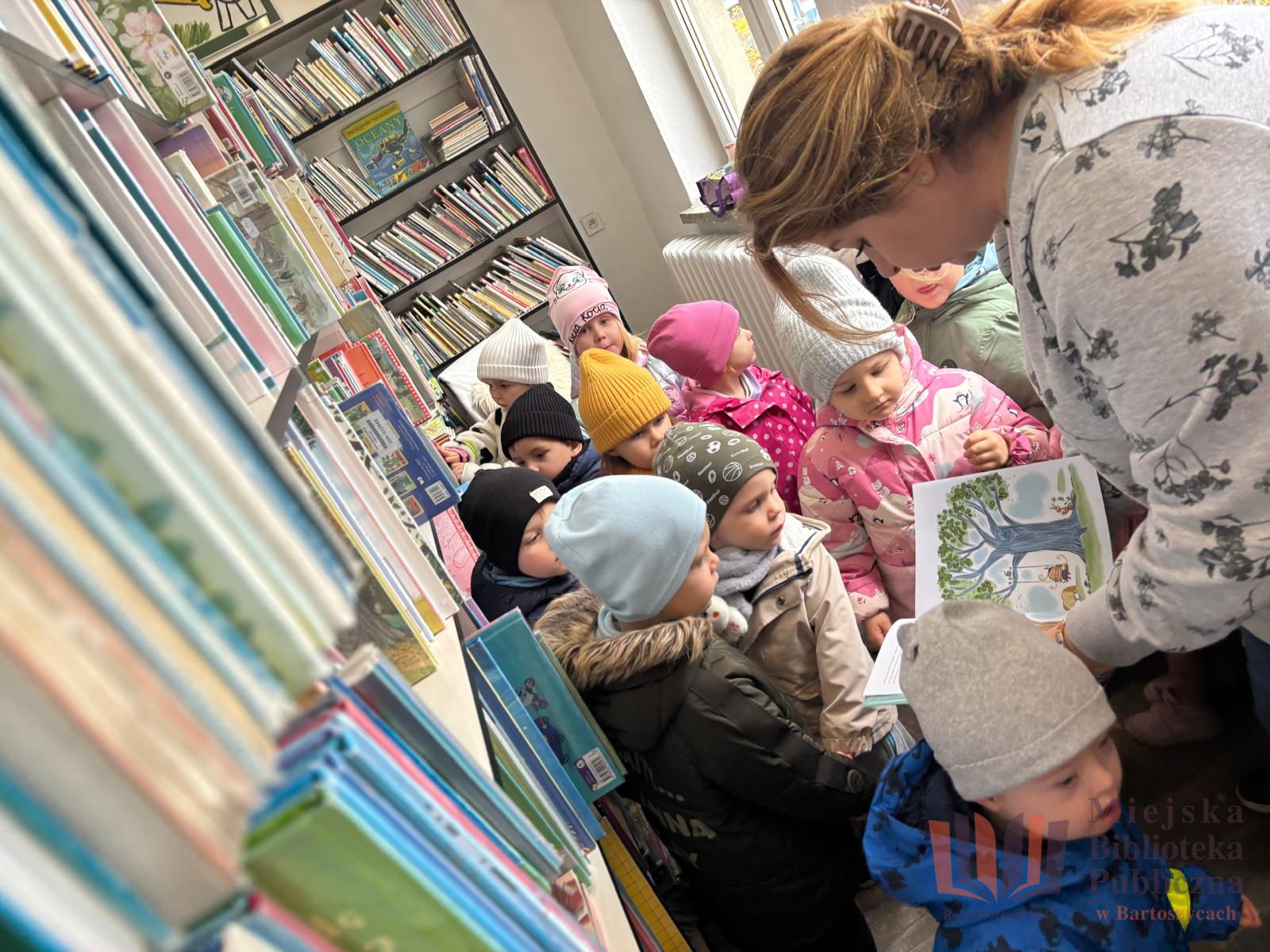 Z wizytą u pani Asi – Jeżyki odkrywają magię czytania na Filii nr 1