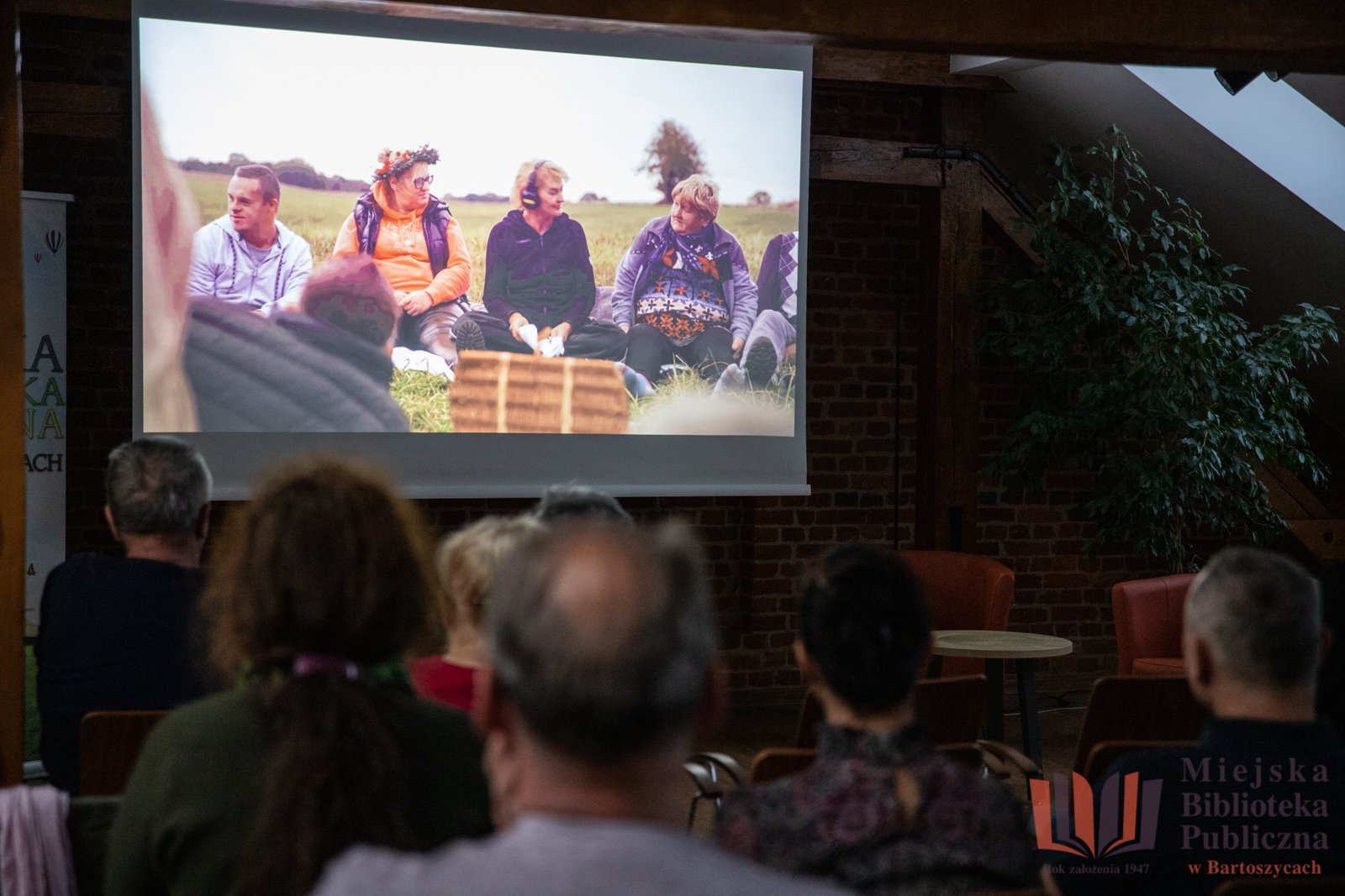 „Jesteśmy razem” – film o sile wspólnoty w naszej bibliotece