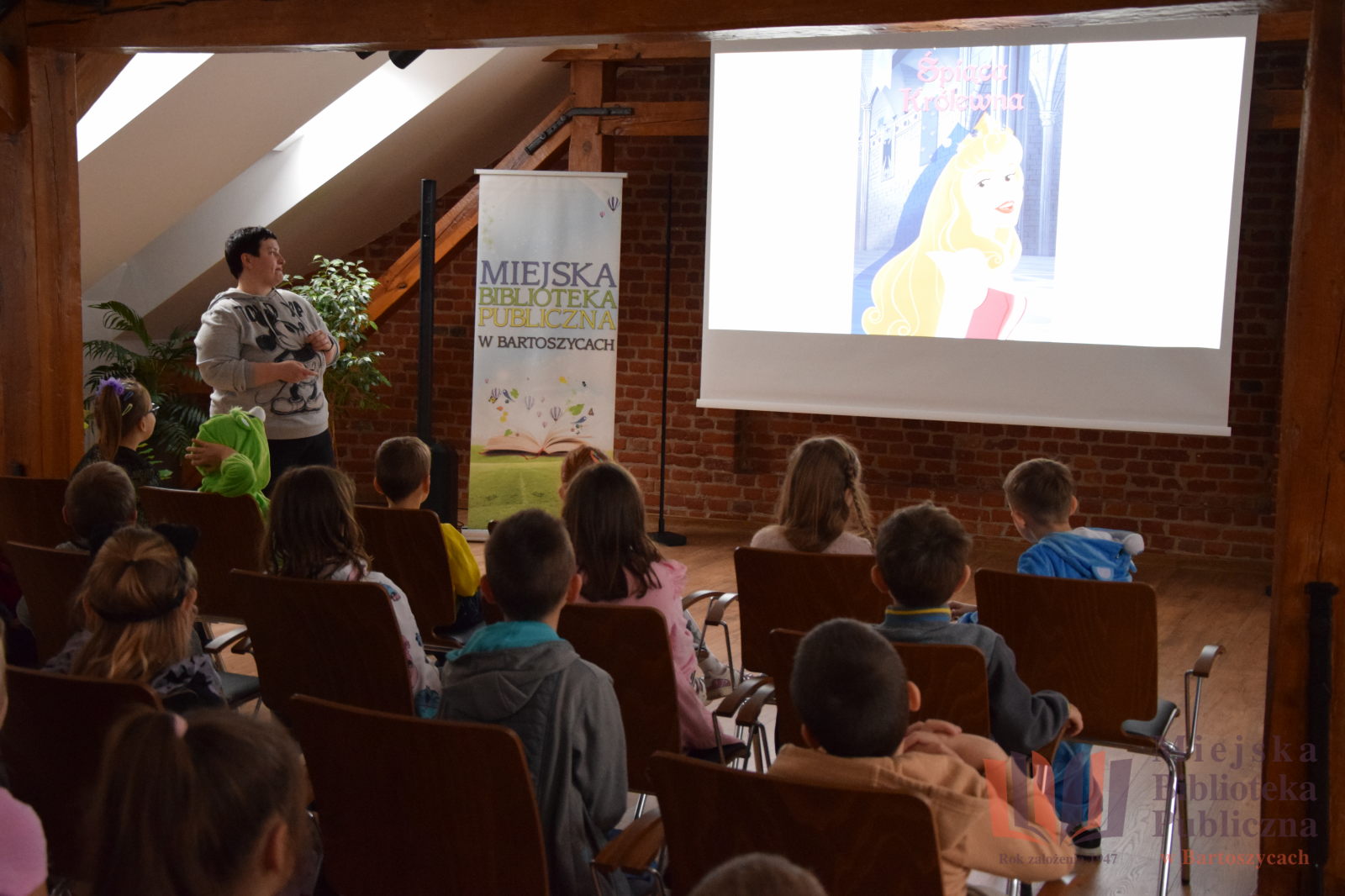 Święto bajkowych postaci z uczniami Szkoły Podstawowej nr 1