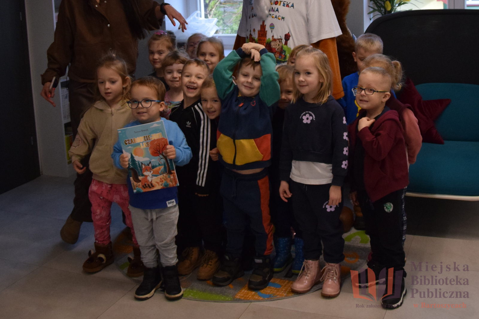 Biedronki świętują Dzień Kredki w bibliotece