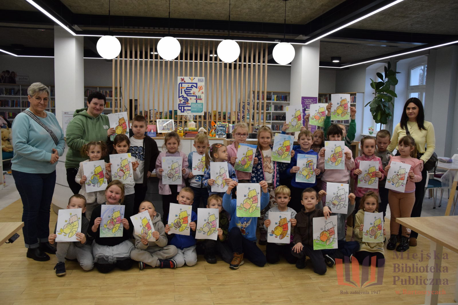 Biblioteka Pełna Misiów – Podróż Smerfów przez Świat Pluszaków