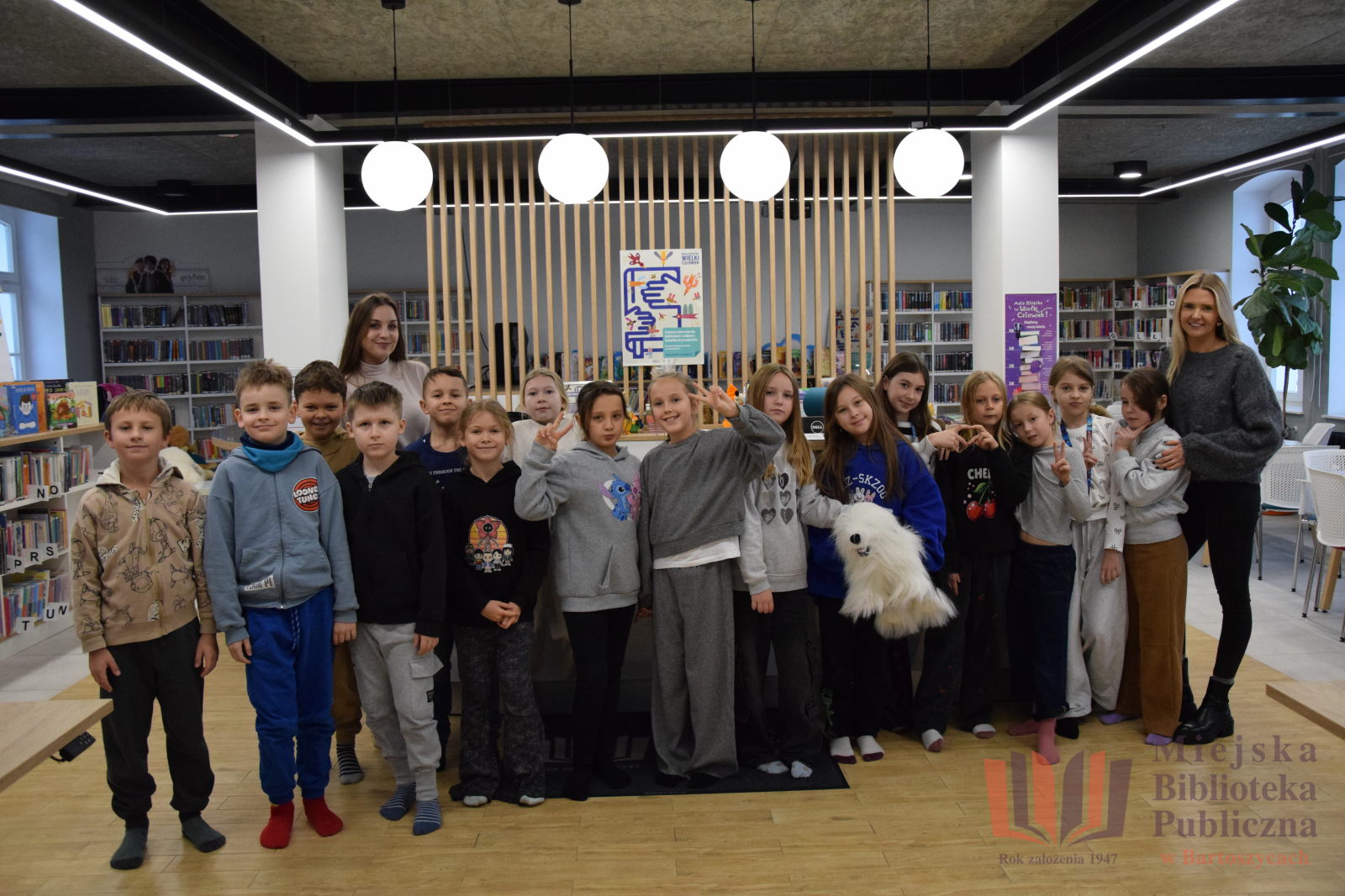 Trzecioklasiści odkrywają historię Bartoszyc w Bibliotece