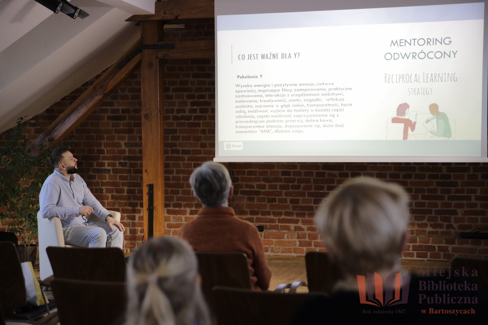 Międzypokoleniowe spotkanie w Miejskiej Bibliotece Publicznej w Bartoszycach