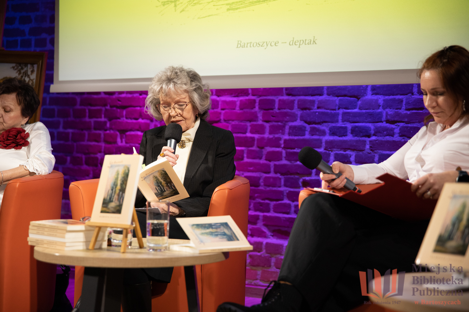 „Na strunach myśli i serca” – poetycki wieczór z Elżbietą Pilipiuk w bibliotece