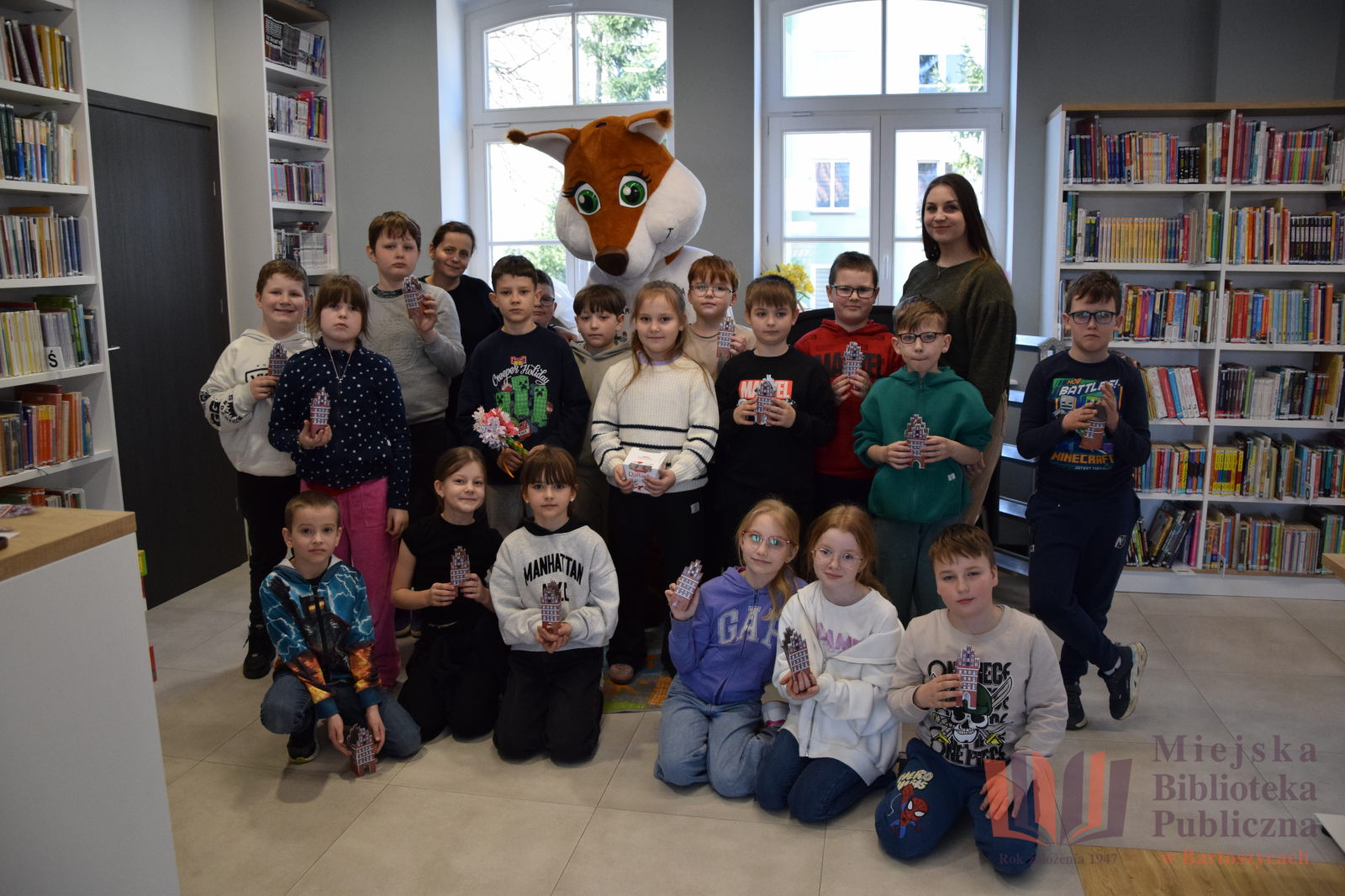 Lekcja o Bartoszycach w Bibliotece – wizyta uczniów SP nr 4