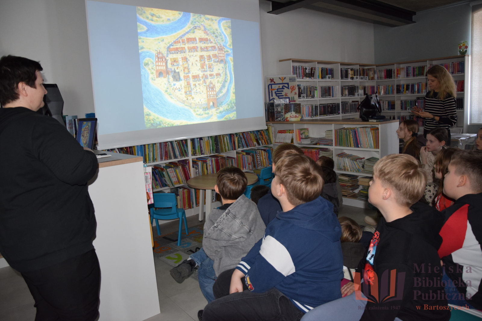 Czwartoklasiści odkrywają historię Bartoszyc w bibliotece