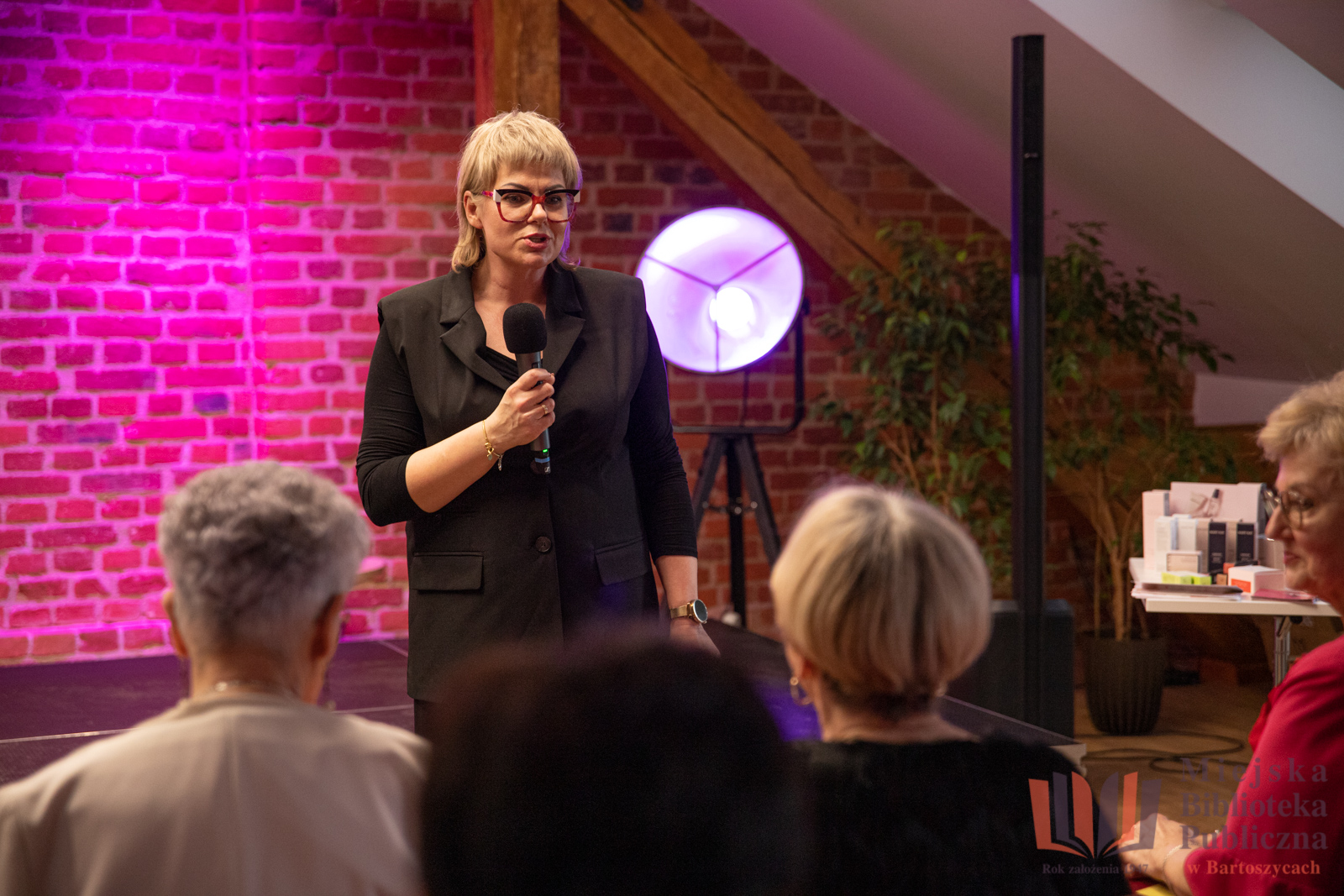 Relacja ze spotkania z okazji Dnia Kobiet w bibliotece