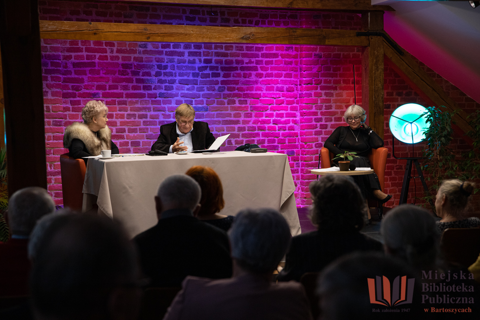 „Sceny niemalże małżeńskie” – literacki wieczór z humorem w Bibliotece